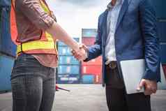 商人容器航运工人握手合作装运物流仓库业务伙伴关系问候握手讨论容器运输处理
