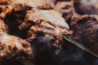 烹饪烤羊肉串烧烤猪肉煤炭