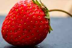关闭新鲜的草莓显示种子achenes细节新鲜的成熟的红色的草莓