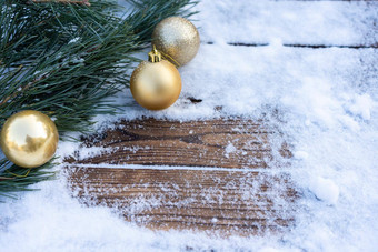 冬天背景空木板材雪边境松分支圣诞节球装饰