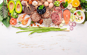生酮低碳水化合物饮食概念成分健康的食物选择集白色木背景
