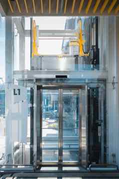 现代电梯室内体系结构建筑设施入口通过不锈钢钢框架透明度电梯装饰游说团体地板上电梯门部门商店建筑