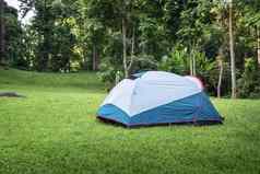 野营营地帐篷绿色草树热带森林场营地假期在户外休闲活动冒险背包徒步旅行旅游生活方式旅行冒险
