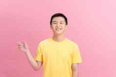 肖像乐观有趣的的家伙点空空间穿黄色的t恤孤立的粉红色的背景