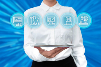 夫人统一的站持有平板电脑手展示虚拟现代技术业务女人携带选项卡指出未来主义的科技
