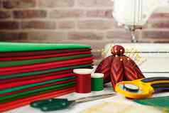 堆栈红色的绿色面料缝纫绗缝配件缝纫机砖墙背景