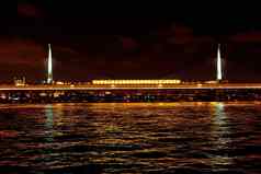 晚上船旅行横跨博斯普鲁斯海峡伊斯坦布尔横跨博斯普鲁斯海峡桥晚上灯