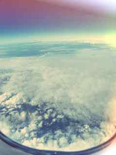 飞机窗口视图蓝色的天空集团云