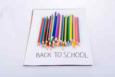 颜色铅笔回来学校标题