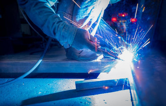 焊机焊接金属氩弧焊接机焊接火花男人。穿保护手套安全工业工作场所焊机工作安全工人钢行业工厂