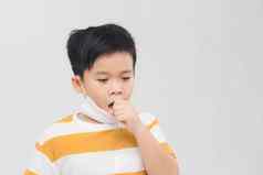 亚洲男孩保护面具咳嗽白色背景概念冠状病毒疫情