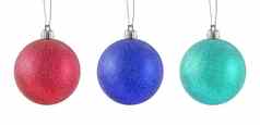 挂红色的蓝色的绿松石金属闪亮的圣诞节装饰物集孤立的白色背景