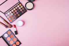 集化妆品化妆工具孤立的粉红色的背景前视图平躺刷口红化妆调色板工具包人复制空间集团对象美集合化妆