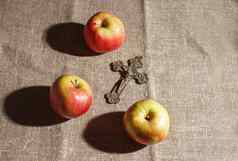青铜交叉红色的苹果表格
