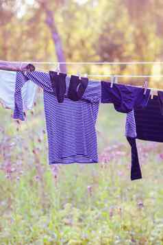洗洗衣挂晾衣绳在户外