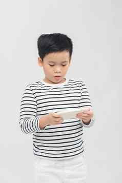 肖像逗乐可爱的孩子玩游戏智能手机孤立的白色背景