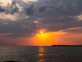 日出海美丽的Cloudscape