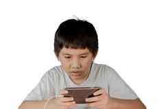 亚洲男孩穿耳机玩游戏聪明的电话