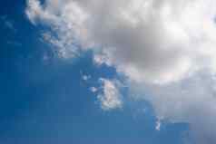 分散云集群蓝色的天空蓝色的天空背景白色云