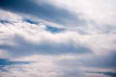 分散云集群蓝色的天空蓝色的天空背景白色云