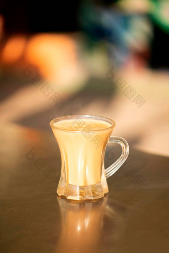 杯热牛奶茶牛奶茶常规的这瓶受欢迎的巴基斯坦