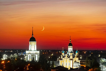 教堂寺庙大教堂背景晚上日落栗色天空大月地平线行黎明月亮红色的天空城市全景天空行晚上