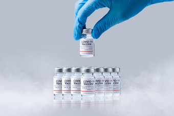 手持有冻冷疫苗瓶科维德疫苗实验室集团冠状病毒疫苗瓶