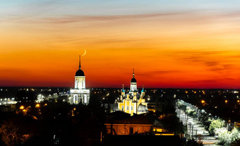 教堂寺庙大教堂背景晚上日落栗色天空大月地平线行黎明月亮红色的天空城市全景塔穹顶