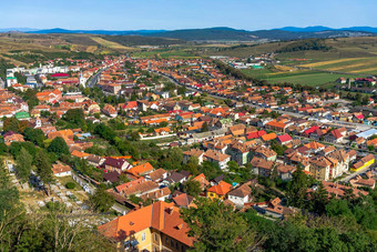 空中视图小镇中心山建筑街道植被周围的环境卢比罗马尼亚