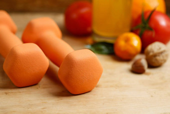 <strong>哑铃</strong>橙色汁水果坚果木表格体育运动健康生活方式概念