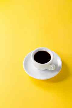 咖啡表示小白色陶瓷杯黄色的充满活力的背景