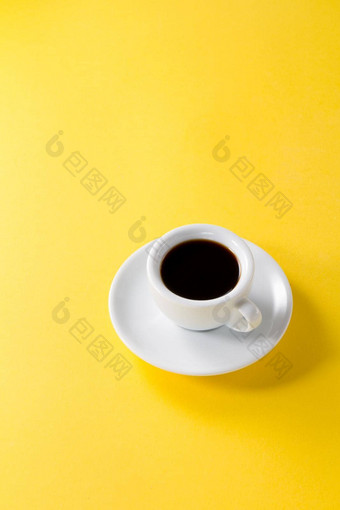 咖啡表示小<strong>白色</strong>陶<strong>瓷杯</strong>黄色的充满活力的背景