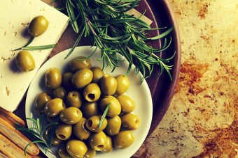 新鲜的美味的希腊绿色橄榄奶酪羊山羊奶酪特写镜头地中海食物爽肤水