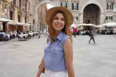 时尚美丽的女人漫步小镇维罗纳奢侈品之旅欧洲