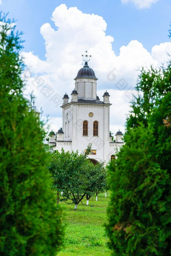 鸟修道院正统的教堂建筑细节视图正统的教堂绿色墓地