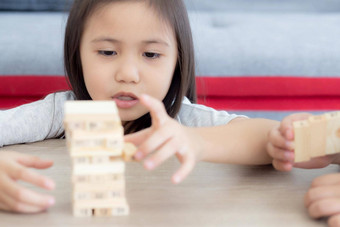 亚洲女孩玩游戏构建木玩具朋友表格首页孩子们浓度有创意的学习想象一下发展构造函数教育生活方式概念