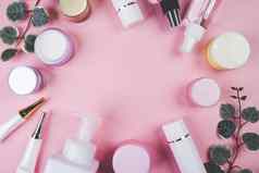 模型化妆品瓶奶油乳液叶孤立的粉红色的背景模拟包广告护肤品美容前视图平躺皮肤护理治疗产品