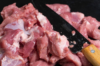 片猪肉牛肉刀表格特写镜头准备肉菜食物产品块红色的肉希什烤肉串烧烤烤肉串生新鲜的肉减少刀
