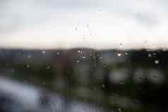 多雨的一天窗口天空城市建筑背景