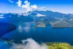 夏天湖山景观