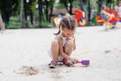 女孩玩沙盒操场上挖掘沙子铲建筑沙子数字夏天一天