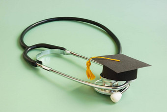 医疗教育概念毕业帽听诊器