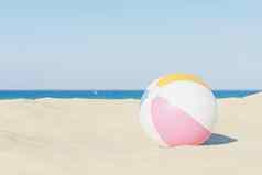 夏天假期背景充气海滩球沙子复制空间插图渲染