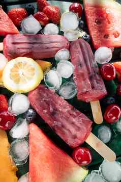 冰棒使红色的水果多种多样的水果表格
