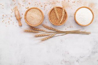 小麦谷物棕色（的）小麦面粉白色小麦面粉木碗集白色混凝土背景