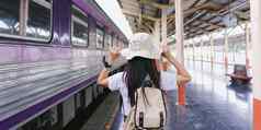 火车站旅行者女人旅游手持有他背包采取火车旅行活跃的旅行生活方式概念