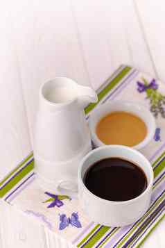 杯咖啡牛奶Jar蜂蜜碗色彩斑斓的餐巾