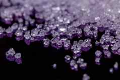 白色糖晶体黑暗紫罗兰色的背景