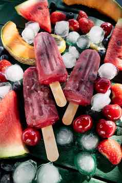冰棒使红色的水果多种多样的水果表格