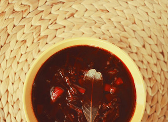 红色的罗宋汤甜菜根汤酸奶油